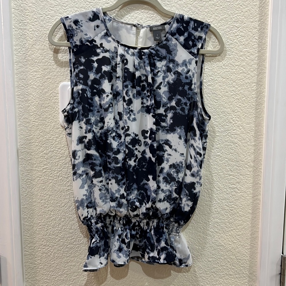 Kenneth Cole Reaction Navy and White Floral Sleeveless Blouse with Short Peplum
